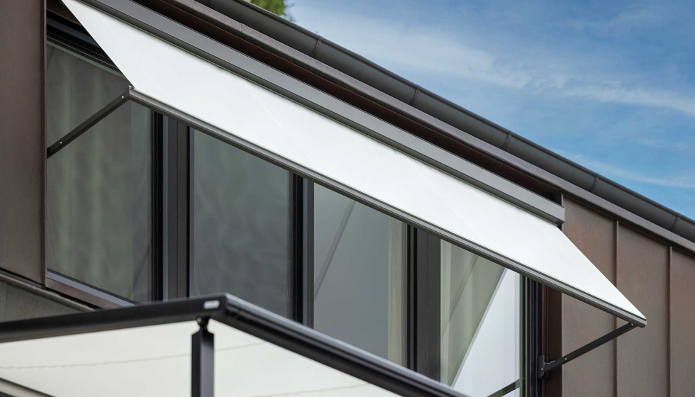 Con la combinacin en armona de diferentes sistemas de toldos, se ha podido proteger una gran parte de los ventanales. Foto: markilux...