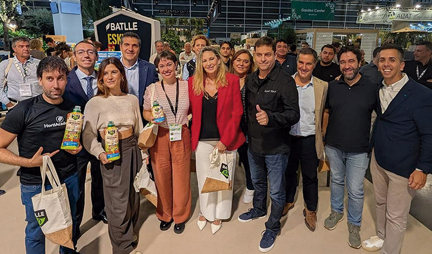 Asistentes y colaboradores del Proyecto Verde Solidario posan durante su presentacin en Iberflora 2025