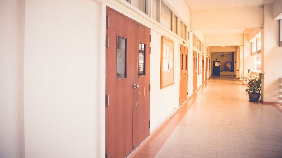 A regio Norte  a segunda com a maior dotao disponvel, ascendendo a 212,5 milhes de euros para 61 escolas elegveis...