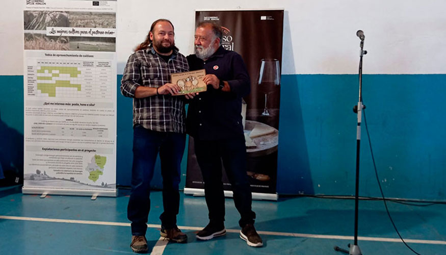 Carlos Bolea, premio a la mejor ganadería presentada, recibiendo el premio al mejor lote de Borregas de manos de Herminio Sancho... Carlos Bolea, premio a la mejor ganadería presentada, recibiendo el premio al mejor lote de Borregas de manos de Herminio Sancho...