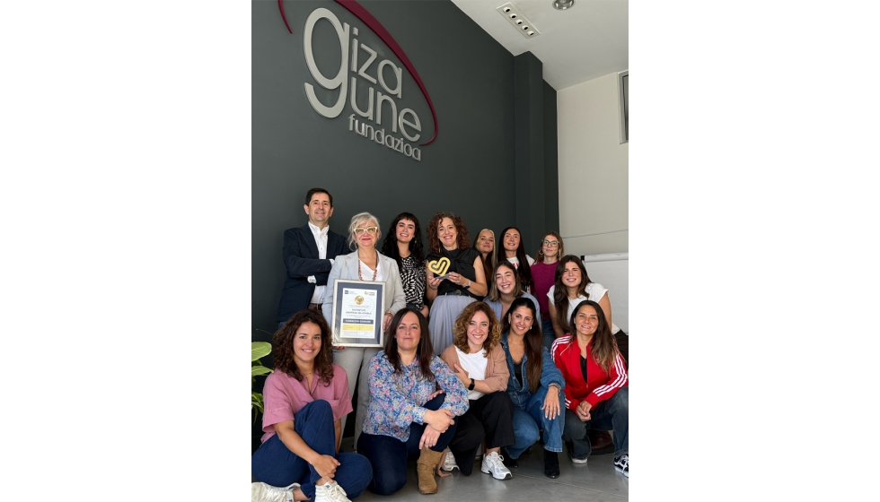 Equipo de Gizagune con el galard�n