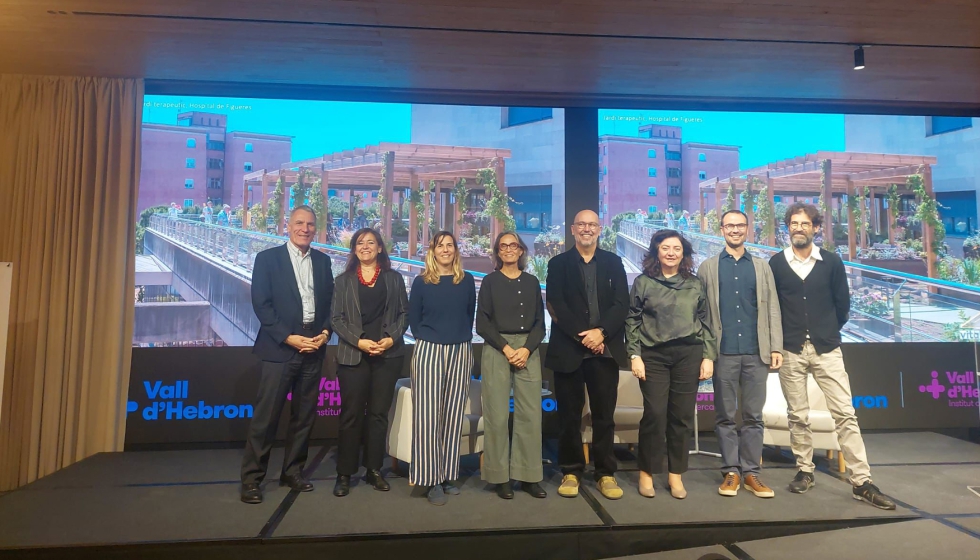 Foto de familia de los participantes en la presentacin del Barmetro Saint-Gobain de los Hospitales 2025 en Barcelona