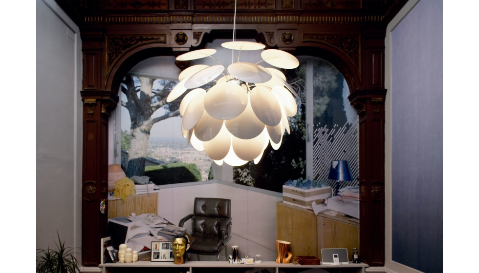 Discoc es ms que una luminaria. Es una pieza escultrica y experiencial