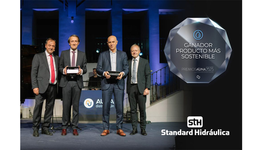 Un momento de la entrega del premio al producto ms sostenible para la vlvula de escuadra America Tech de Standard Hidrulica...