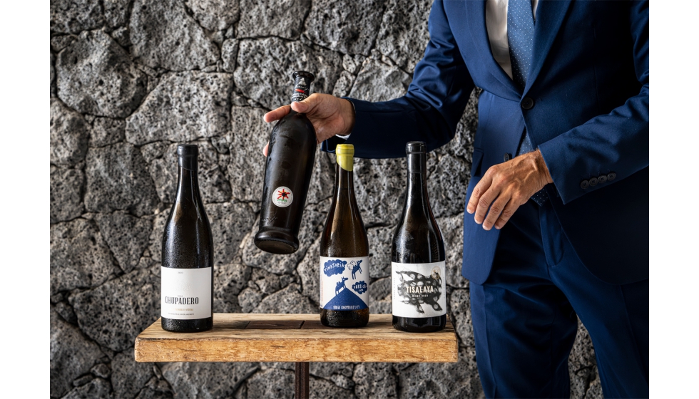 Se compone de 400 referencias, que incluyen vinos de peque�os viticultores locales junto a etiquetas nacionales e internacionales...