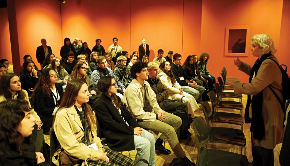 La arquitecta Carme Pins en una de las conferencias del congreso con estudiantes de arquitectura