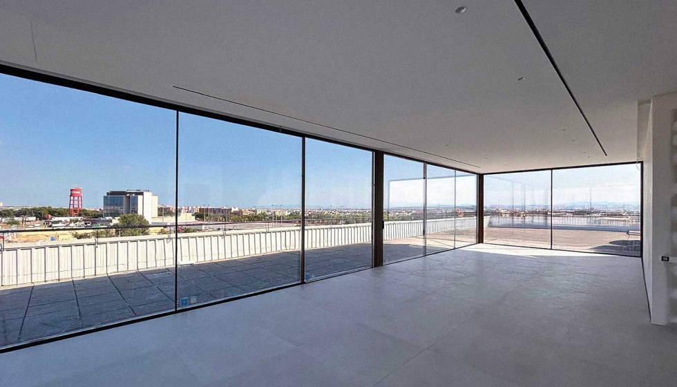 A srie minimalista de correr Aluprom 20 permite a criao de grandes superfcies envidraadas para transparncia e luminosidade...