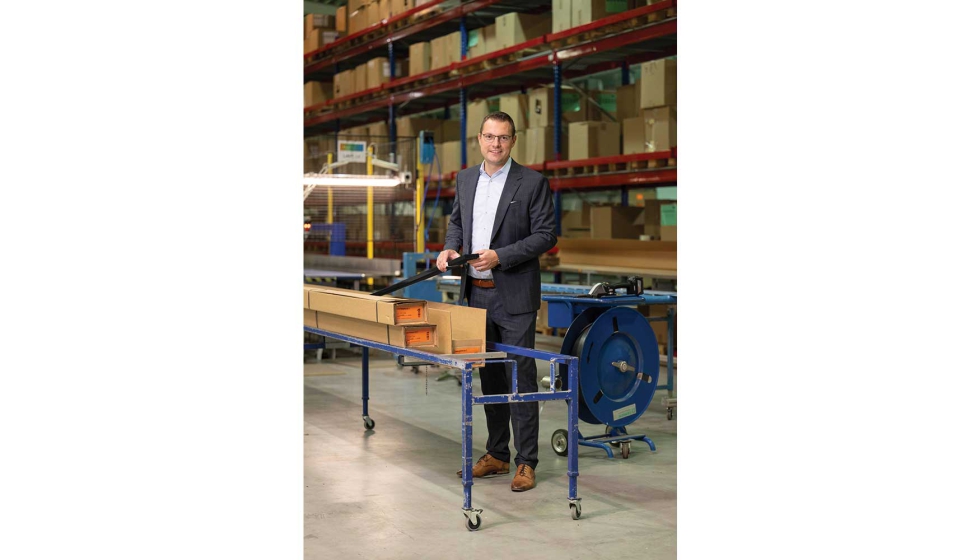 Matthias Bach, diretor executivo da Swisspacer, com o novo Ultimate | Nyx, um produto que combina design, desempenho e conservao de recursos...