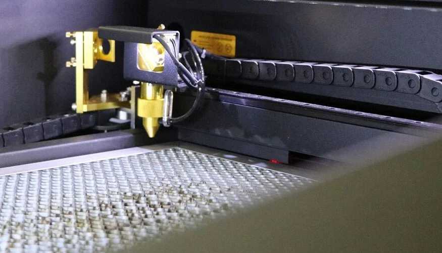 Dispositivo laser de preciso utilizado para gravar etiquetas RFID na cortia