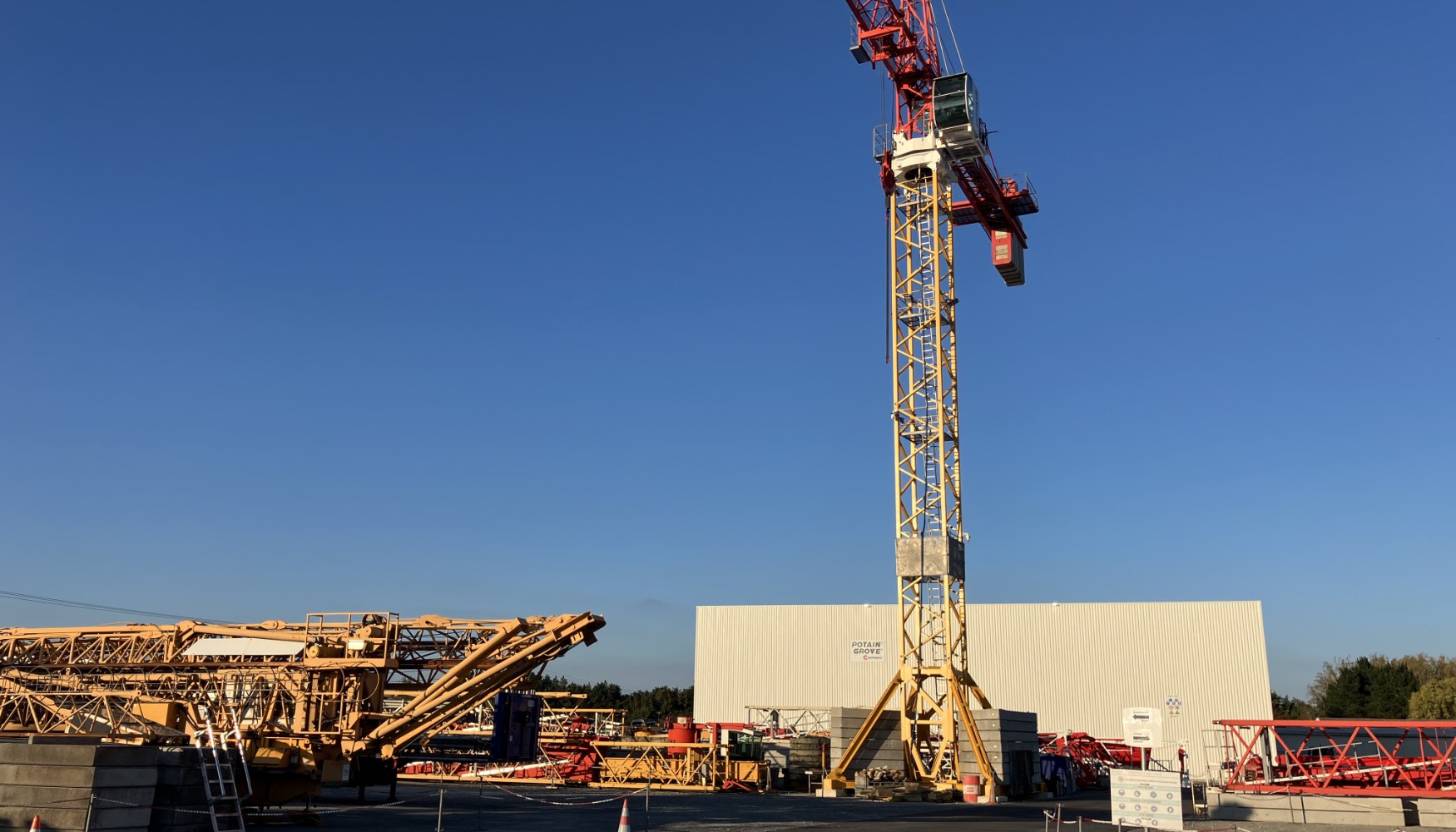 Almacn exterior con la gra Potain MD 365