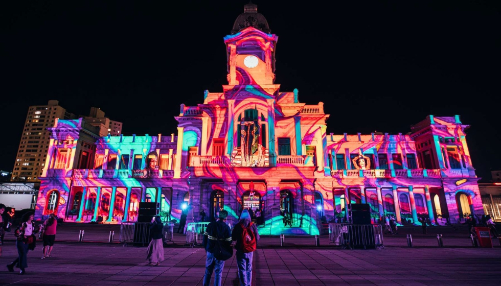 La proyecci�n sobre la fachada del Museo de Artes y Oficios...