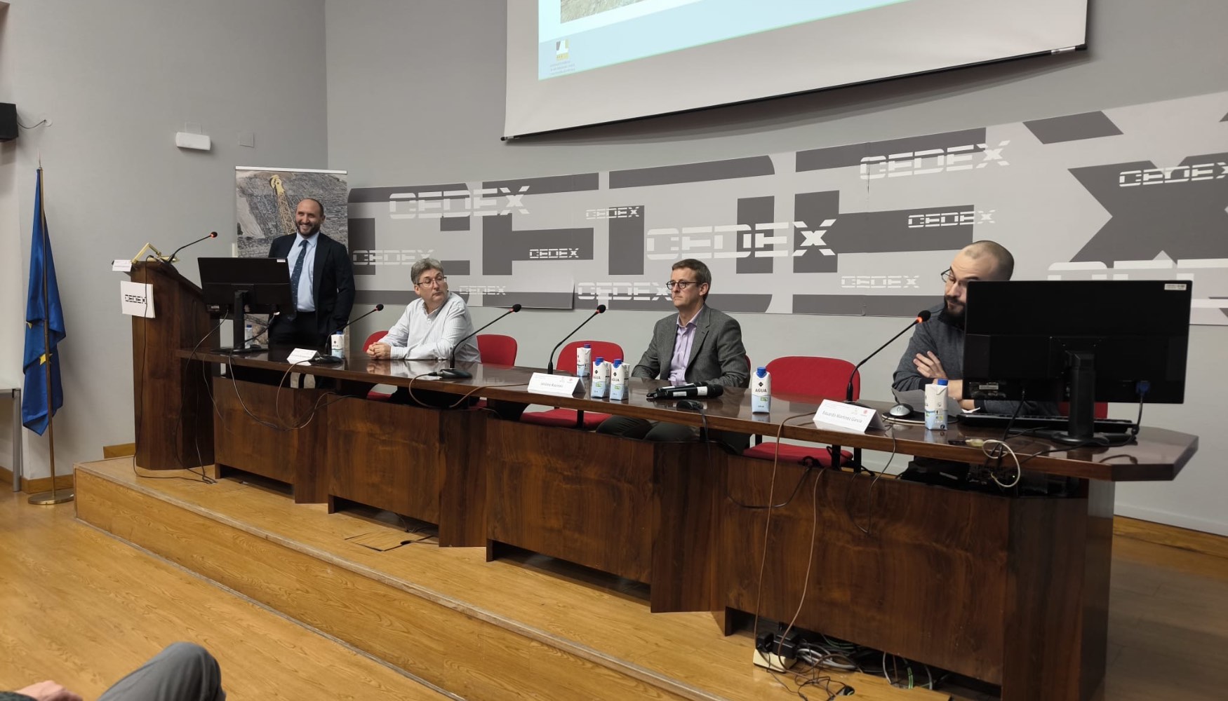 Integrantes de la mesa de Menard