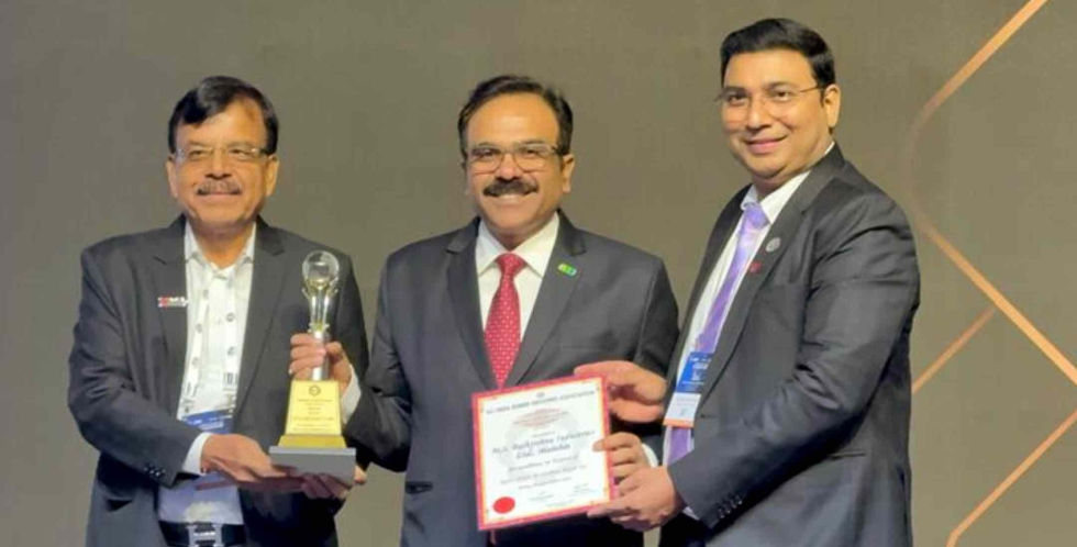 Sandesh Jain, General Manager (Exports) BKT -en el centro- recibiendo el premio de AIRIA