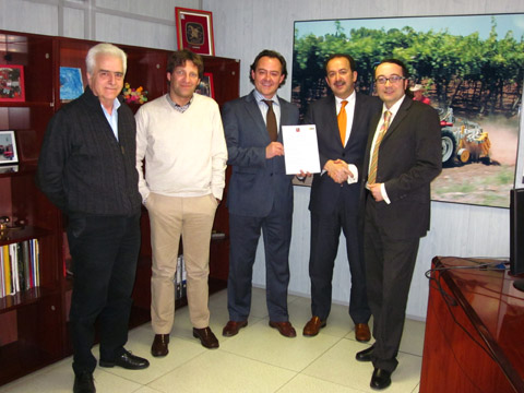 Firma del acuerdo el pasado 9 de febrero entre representantes de Antonio Carraro Ibrica y la aseguradora Willis