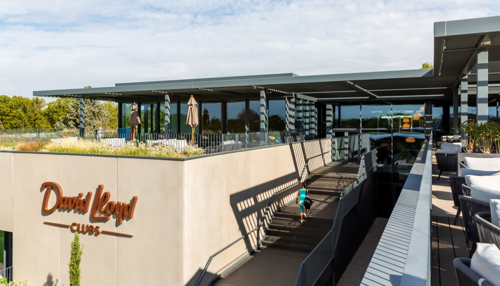 Clubroom del Centro Deportivo David Lloyd en Boadilla del Monte (Madrid) integra soluciones de proteccin solar Saxun para optimizar el confort y la...