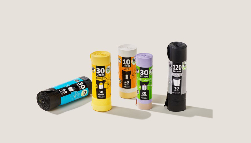 Bolsas de basura recicladas de Lidl disponibles en tiendas como parte de su proyecto de economa circular