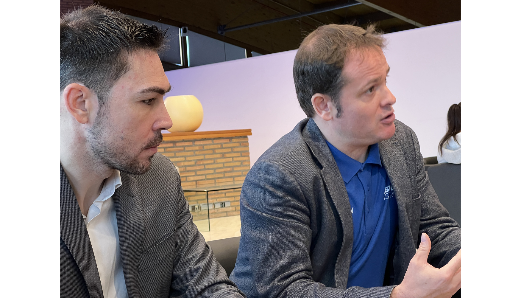 Neo y Albert Rosal de las Heras, presidente y ProAV Division Sales Manager de Hikvision Iberia, respectivamente, durante la rueda de prensa...