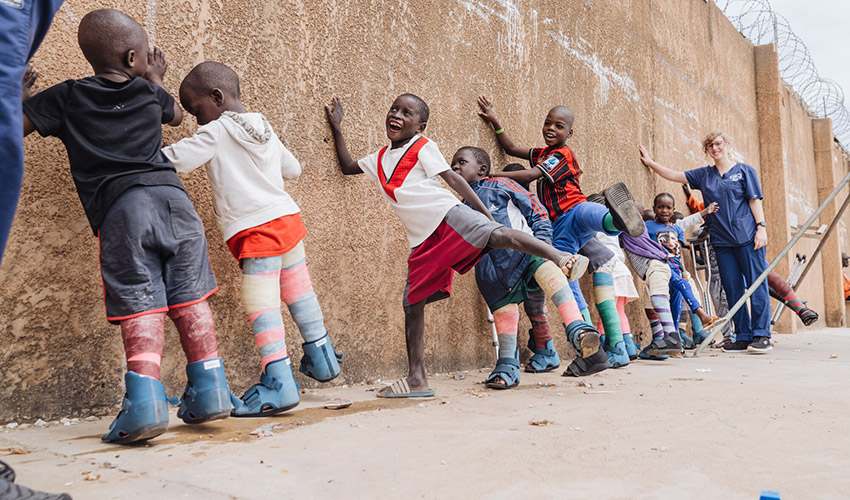 Voluntarios de Mercy Ships ofrecen atencin mdica gratuita a bordo del buque hospital Global Mercy...