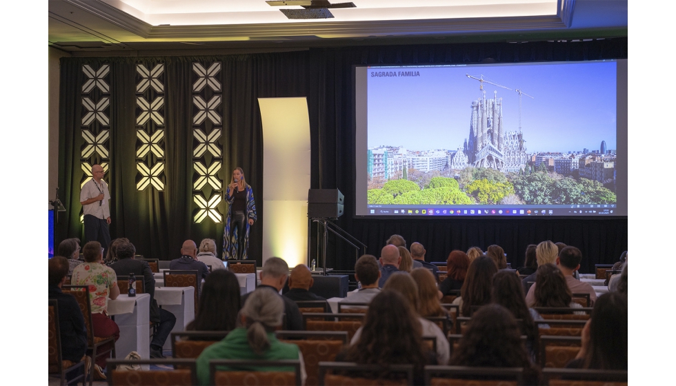 Una de las conferencias del IALD Enlighteen Americas en Tucson con la iluminacin de la Sagrada Familia de Barcelona como protagonista...