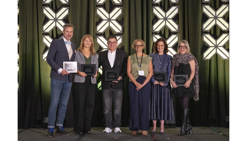 Foto de familia de los profesionales homenajeados en la IALD Enlighten Americas de Tucson