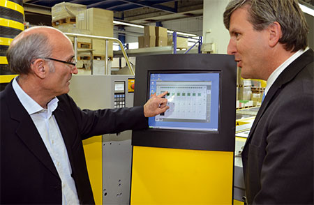 Franz Dengler (izquierda), director de produccin de la imprenta Reclam, en Ditzingen (Alemania)