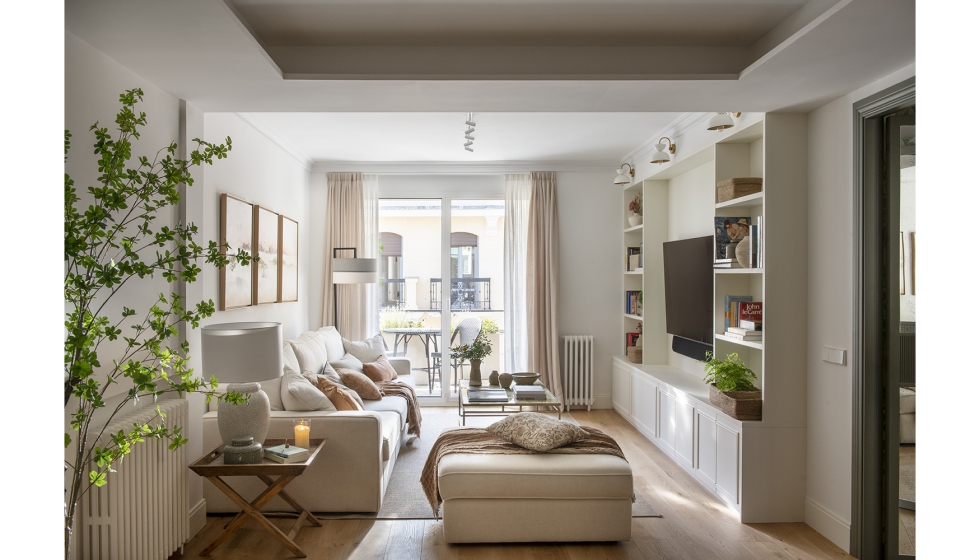 ambiente luminoso y equilibrado, el comedor incorpora una mesa espa�ola cuadrada de 140x140 cm...