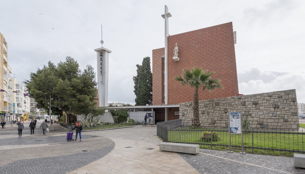 Acceso desde el barrio del Grau, fachada presidida por la imagen de San Nicols...