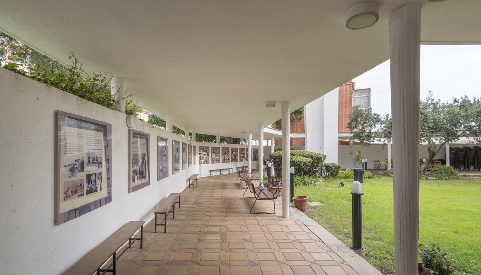 Claustro cubierto adosado a la nave de la iglesia...