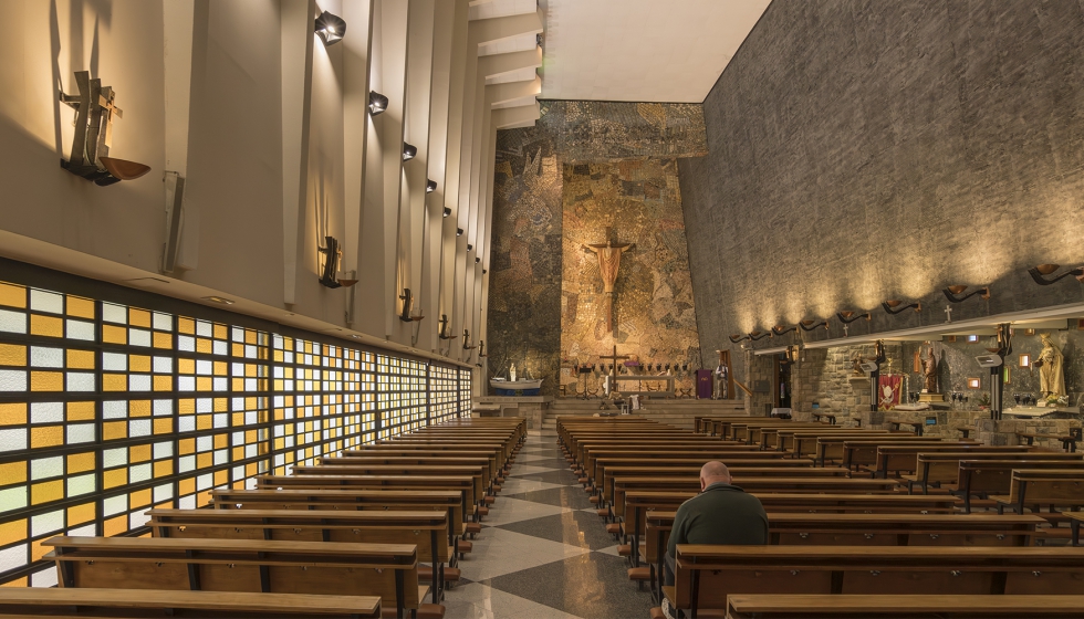 El gran paramento acristalado de la fachada norte (a la izquierda de la imagen) es totalmente retrctil...