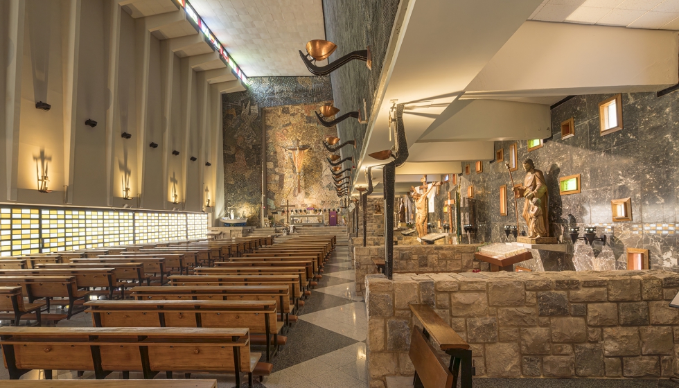 La sofisticada solucin estructural permite acoger una serie capillas pensadas como espacios de recogimiento a lo largo de toda la nave en su fachada...