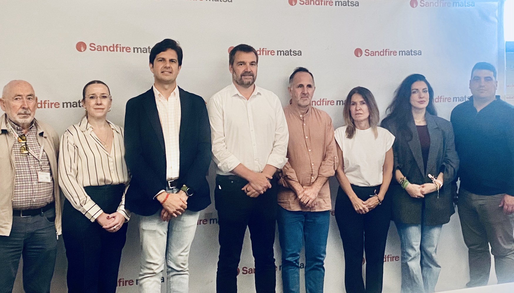 Participantes en la firma de la nueva edicin del Programa Pueblos