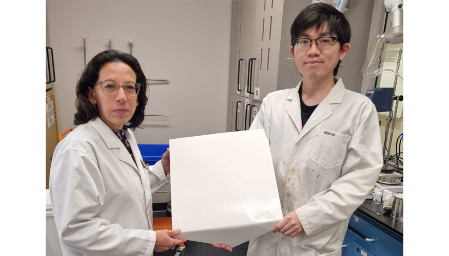 La profesora Chiara Neto (izquierda) y el Dr. Ming Chiu sosteniendo una de las baldosas recubiertas de polmero utilizadas en el experimento...