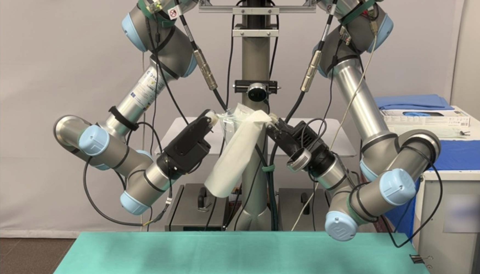 Imagen del sistema robtico, compuesto por dos cobots de Universal Robots, abriendo una bolsa estril. Foto: Jlia Borrs (IRI, CSIC-UPC)...