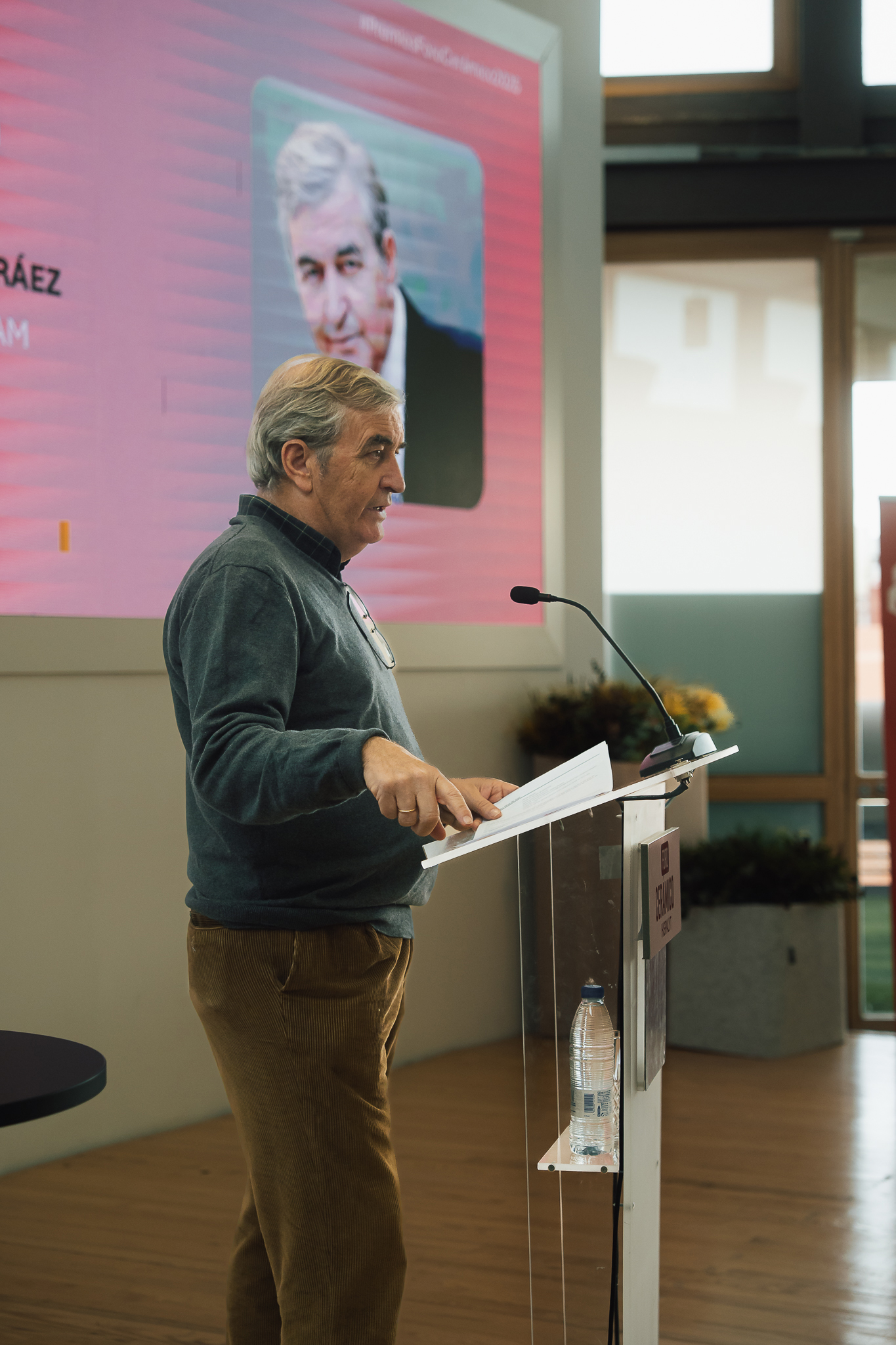 Sigfrido Herrez, decano del COAM, defendi la importancia de los materiales tradicionales como la cermica en la arquitectura actual...