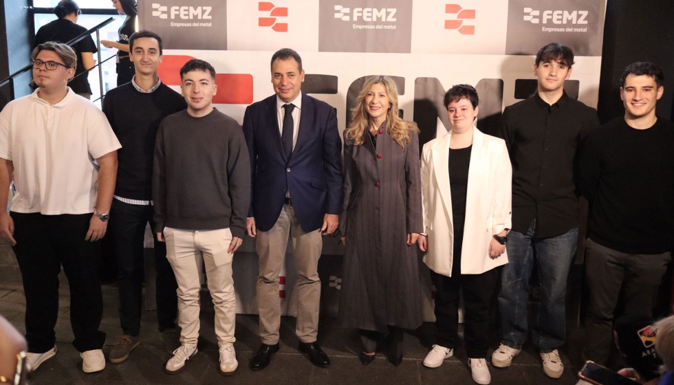 Los alumnos premiados con Benito Tesier, presidente de FEMZ y Mar Vaquero, vicepresidenta y consejera de Presidencia...