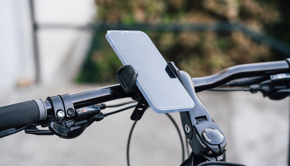 El nuevo Universal Phone Holder de Zfal permite usar el smartphone con una sola mano en posicin vertical u horizontal