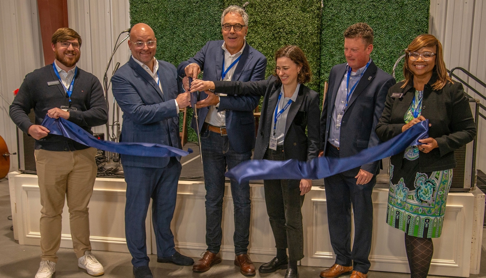 Corte de la cinta de la planta, Mat Everhart, Willi Stadler, Julia Stadler y Nick Reid