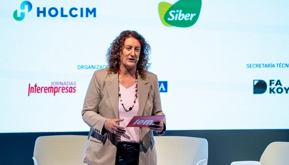 Mnica Escol, directora de iARQCO y Construccin Industrializada, fue la encargada de conducir la jornada y de moderar una de las mesas redondas...