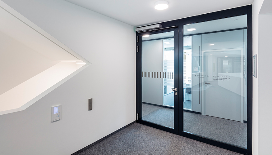 Con la actualizacin de software 2.1, GEZE aumenta an ms el rendimiento del automatismo Powerturn para puertas batientes...