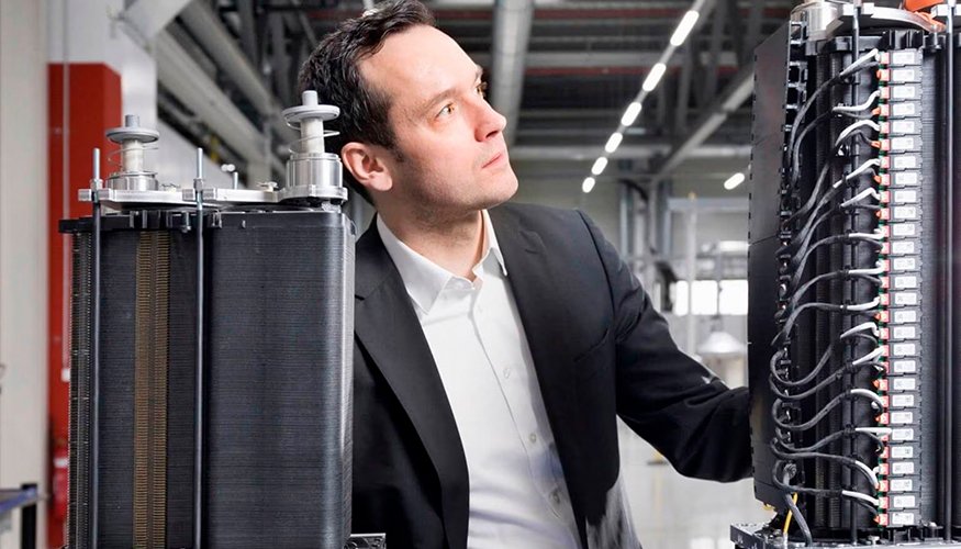 En una pila de combustible se apilan alternativamente hasta 400 placas bipolares con sistemas de membranas