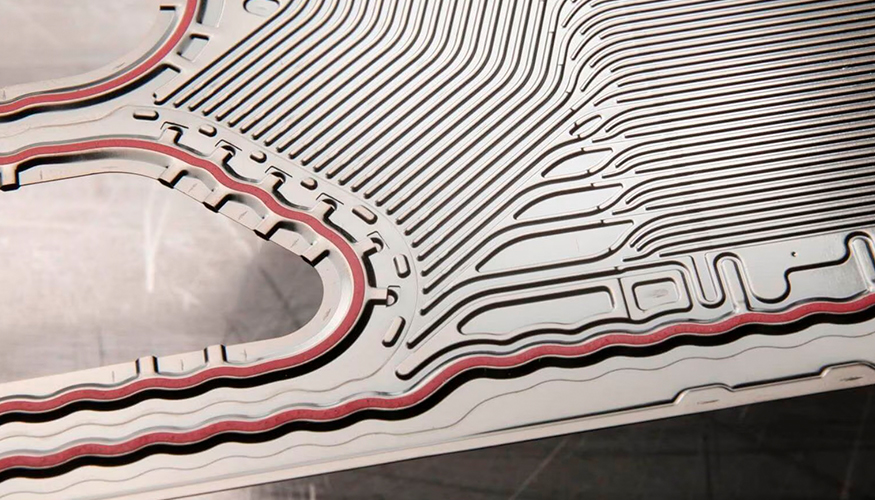 El hidrgeno y el oxgeno fluyen por los canales de las placas bipolares