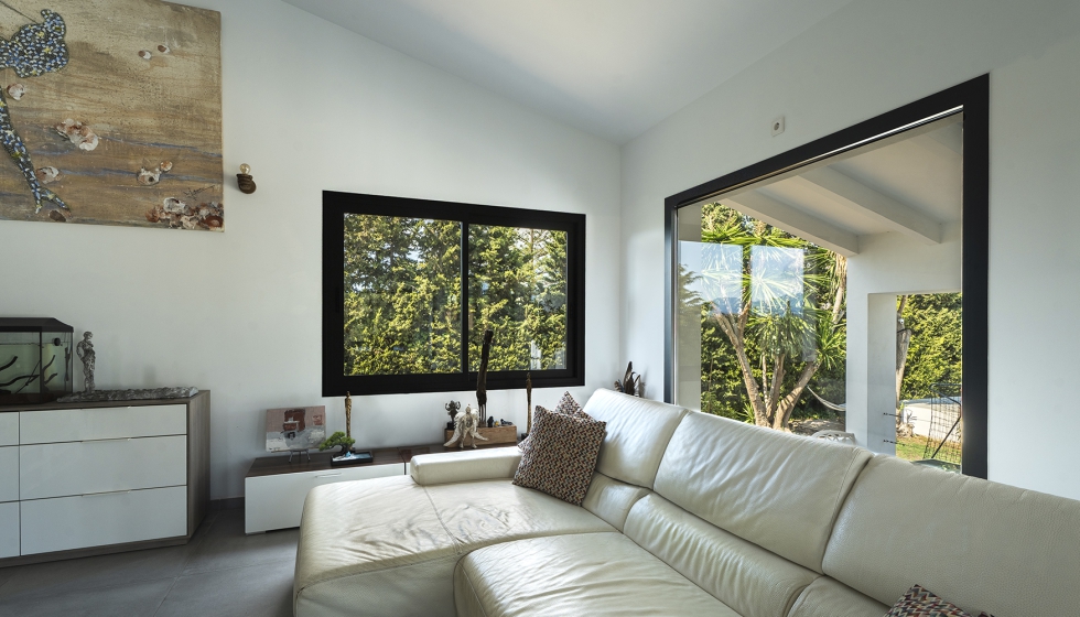 E-36 de Extrual: posibilidad de marco enrasado por el interior y nudo central minimalista que permite crear distintas estticas...