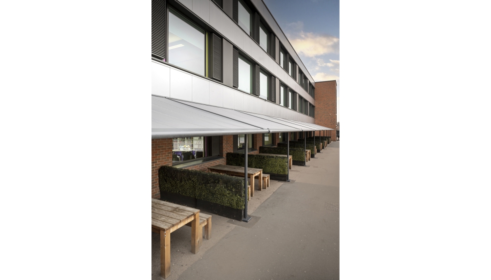 Instalacin tiene una longitud superior a 35 metros y est formada por varios mdulos acoplados del sistema Pergola Classic...