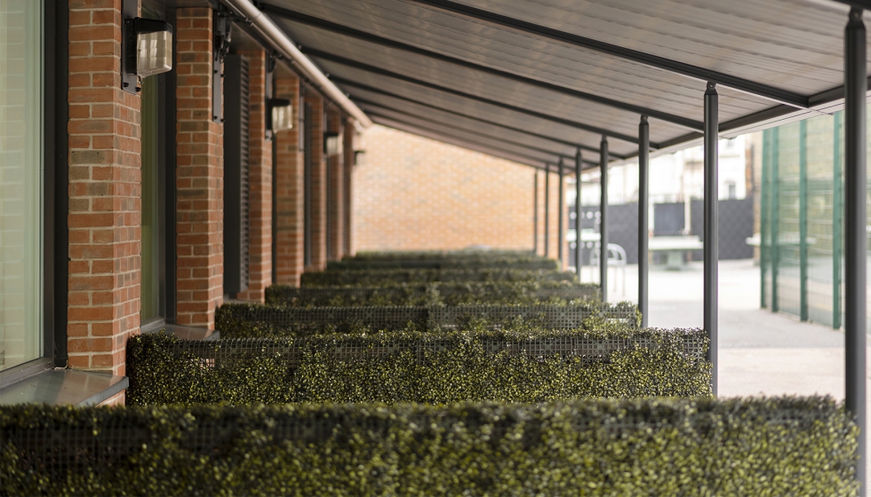 La lona del toldo est fabricada con un tejido ignfugo e impermeable...