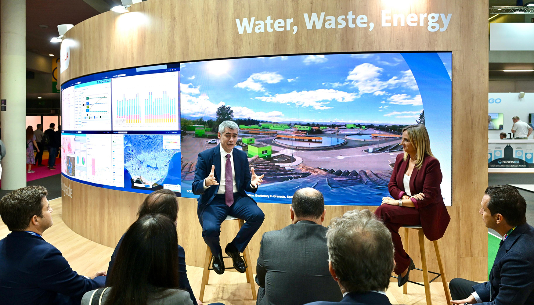 Adems de sus proyectos tecnolgicos...