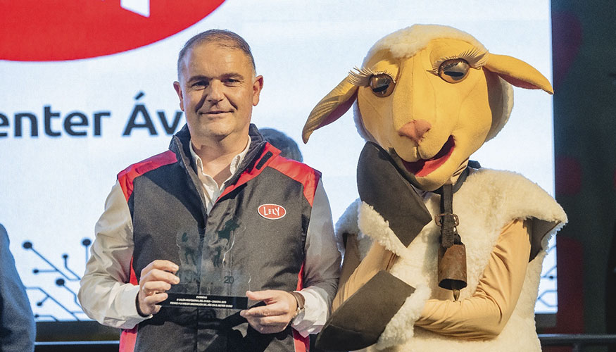 Hctor Garcinuo, gerente de Lely Center vila, recibe el Premio a la Mejor Innovacin en el Sector Ovino