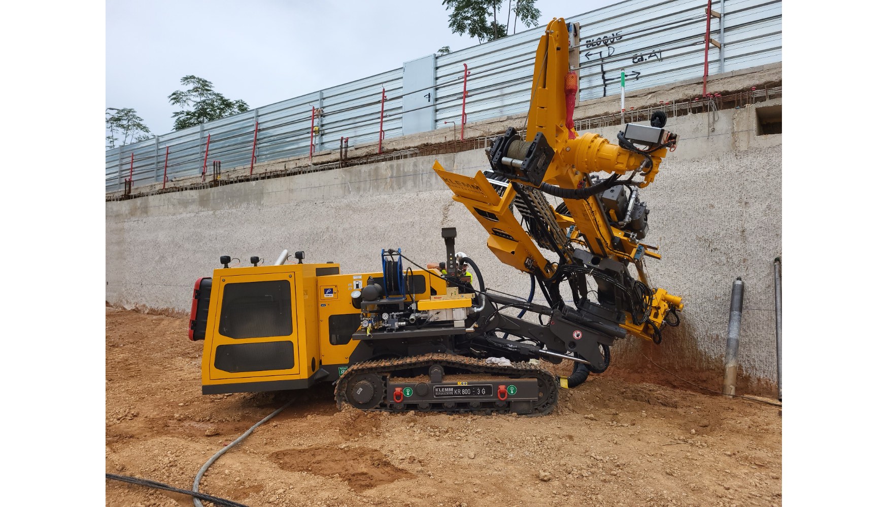 El modelo KR 800-3G destaca por sus dimensiones compactas, su potente sistema de transmisin y su cinemtica extremadamente flexible...