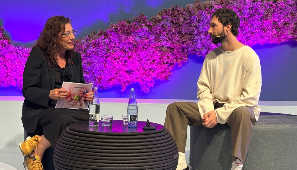 Andrs Reisinger en dilogo con la periodista Pilar Civis en el gora de la feria