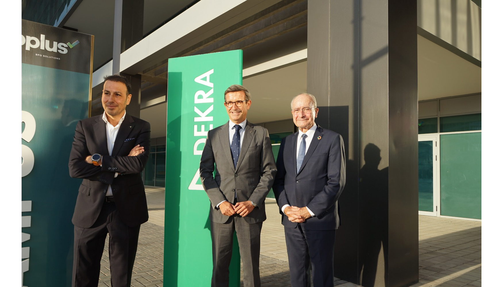 De izquierda a derecha...