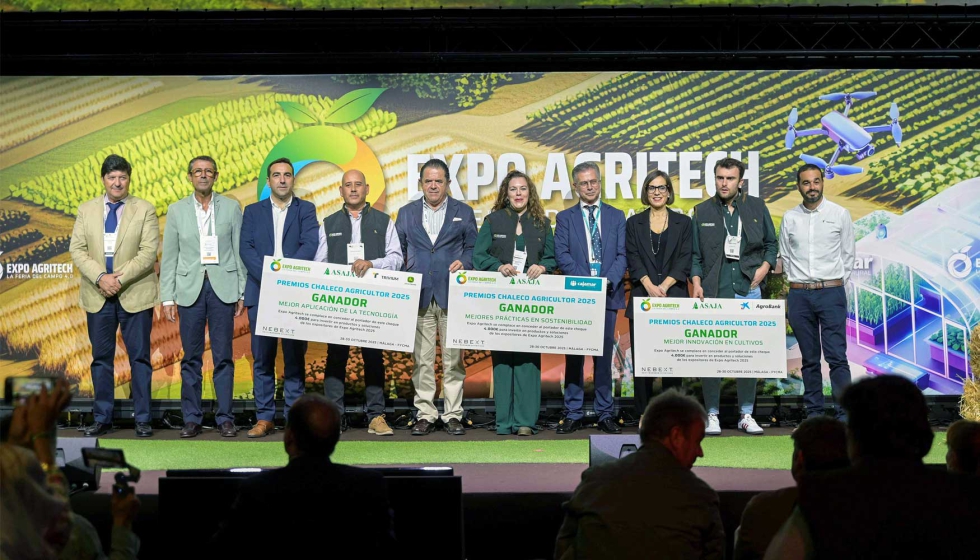 Los ganadores con sus respectivos cheques